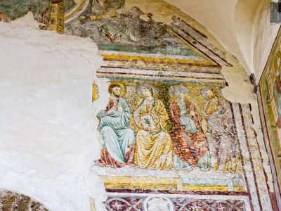...e al di sotto gli apostoli con tuniche dai colori vivaci...